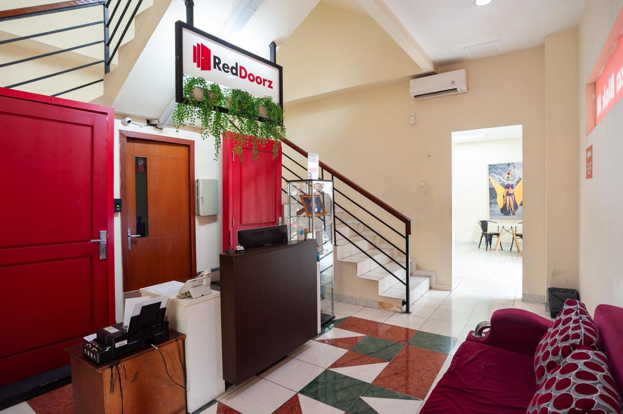Reddoorz Near Plaza Blok M Hotel
