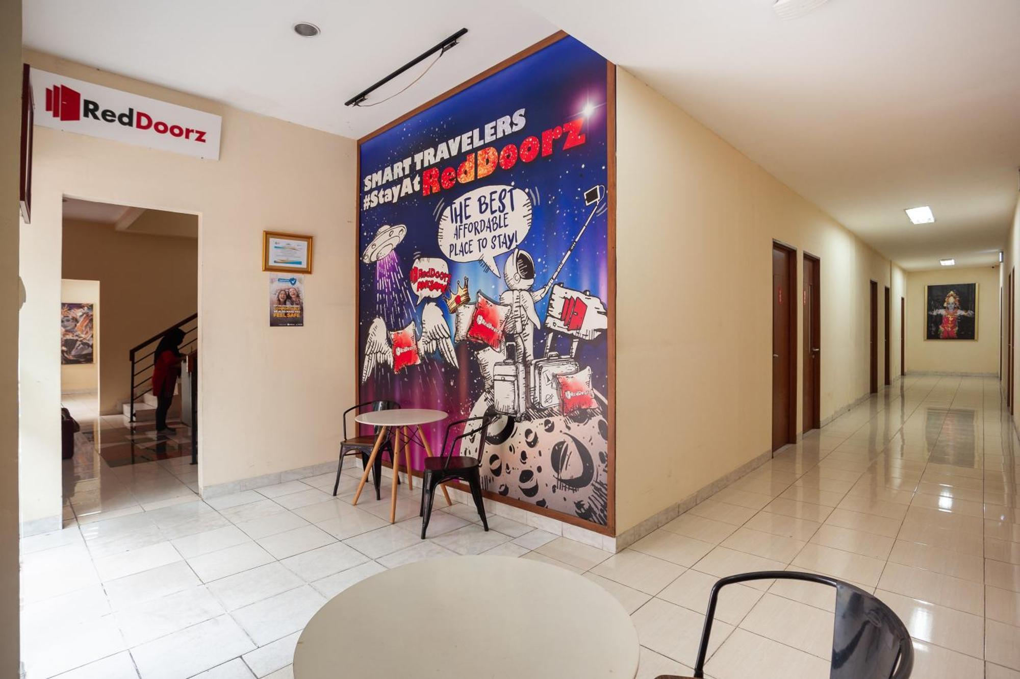 Hotel Reddoorz Near Plaza Blok M 3*