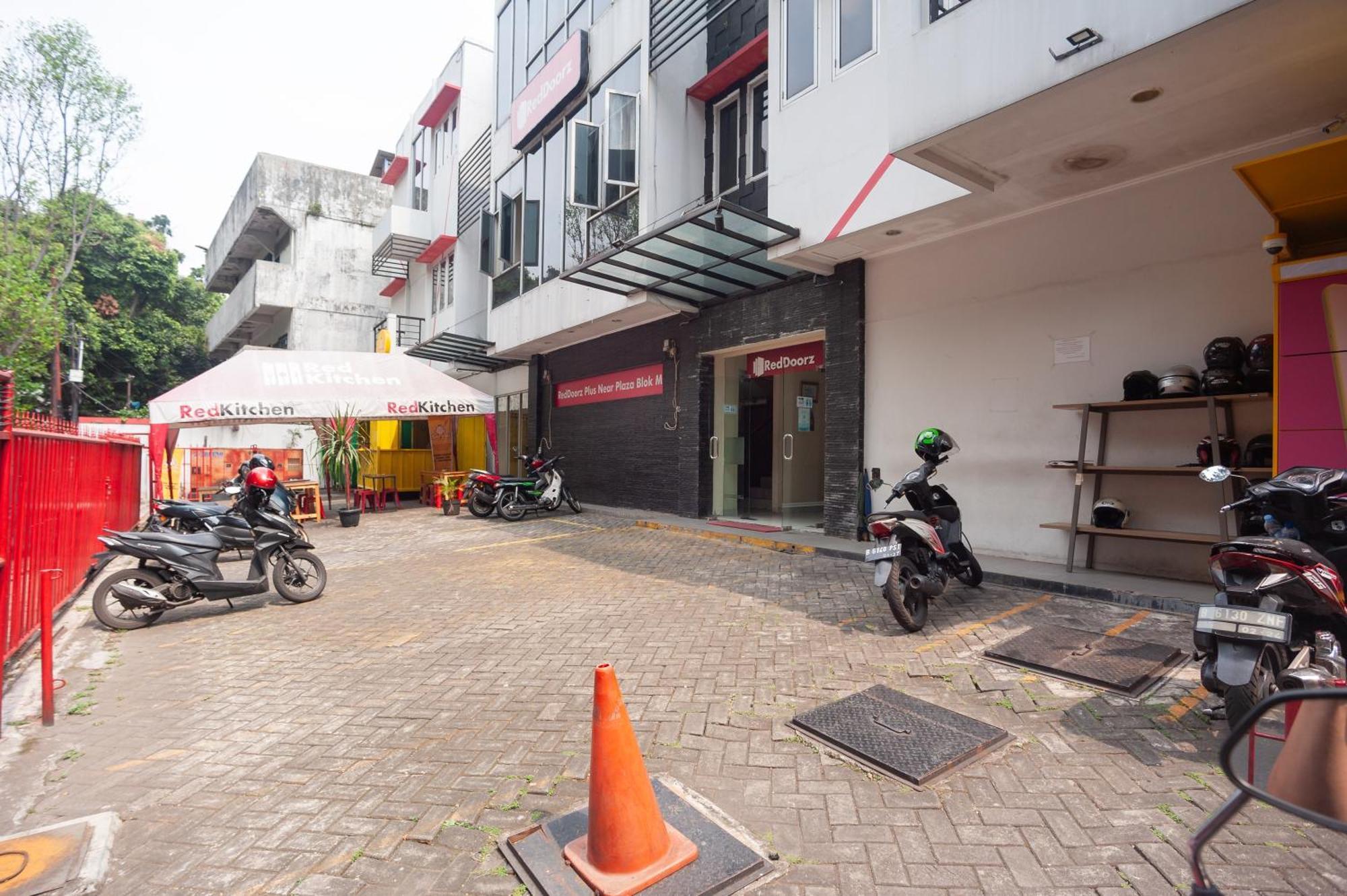 Reddoorz Near Plaza Blok M 3*